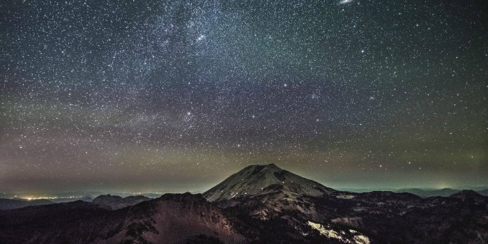2431x1823 Northern Lights in Oregon 4K wallpaper
