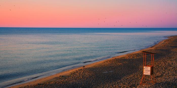 4272x2848 Lifeguard Tower Near Body Of Water · Free Stock Photo