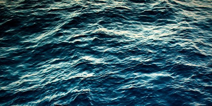 2560x1440 Download desktop wallpaper The calm water of the ocean, wallpaper