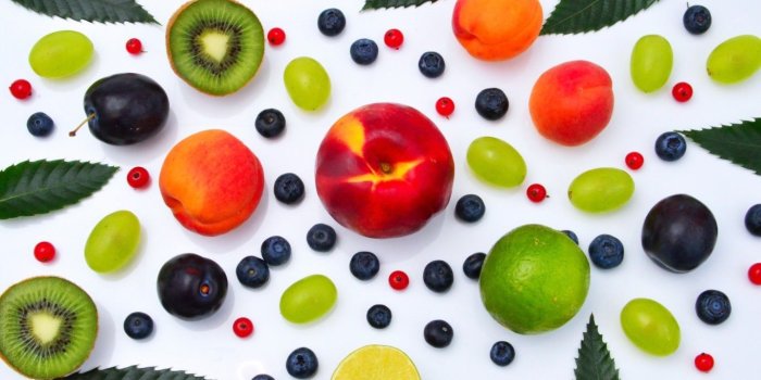 1366x768 Download 1366x768 Kiwi, Peach, Fruits, Leaves, Plum Wallpapers for