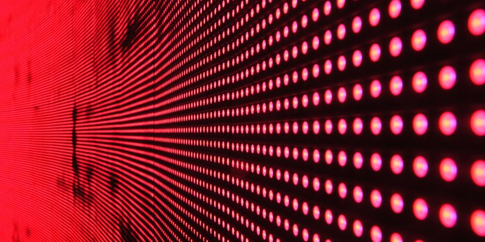 3872x2592 Red Lights in Line on Black Surface · Free Stock Photo