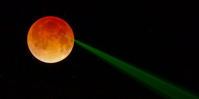 2560x1600 APOD: 2014 April 18 - Red Moon, Green Beam