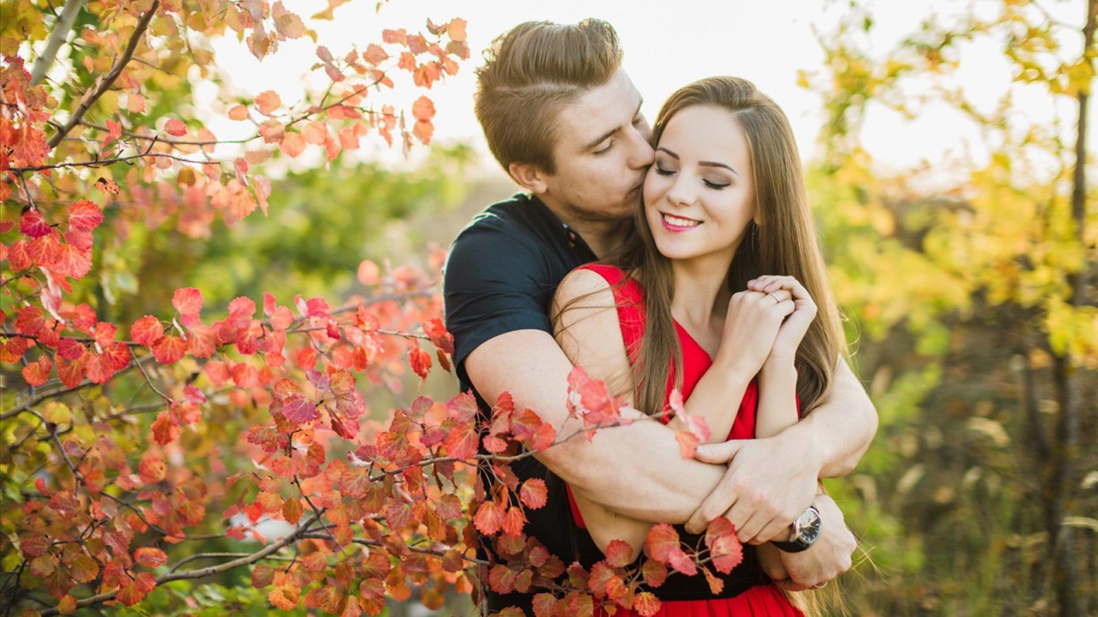 1920x1080 Beautiful loving couple-romance-in-nature-autumn leaves-HD Wallpaper