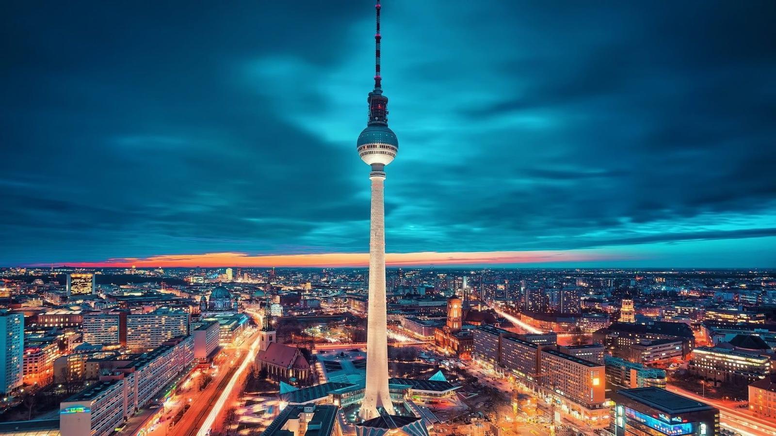 1920x1080 CN Tower, Toronto Canada, Berlin, Alexanderplatz, Fernsehturm HD