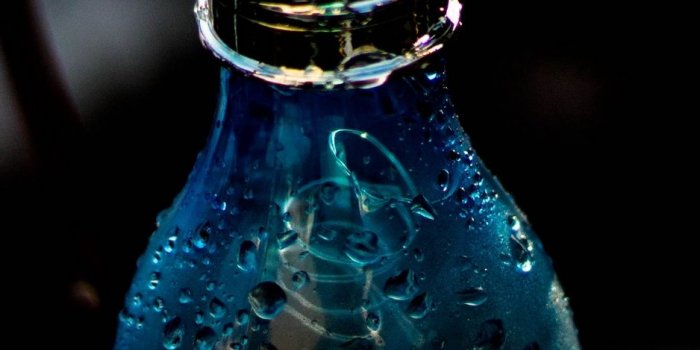 938x1668 Download wallpaper 938x1668 light bulb, drops, moisture, dark iphone