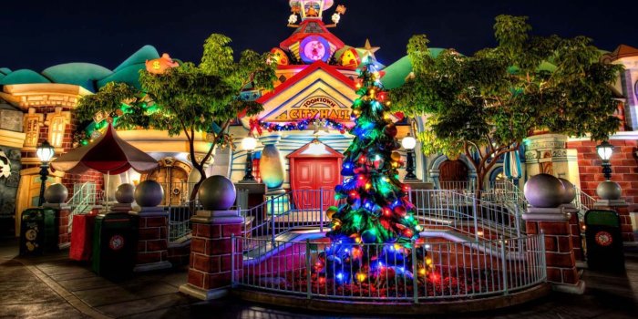 1920x1080 Disneyland Land During Christmas | HD Christmas Wallpapers for