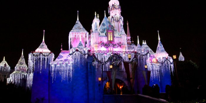 1920x1280 Sleeping Beauty Castle Disneyland During Christmas at Night Desktop