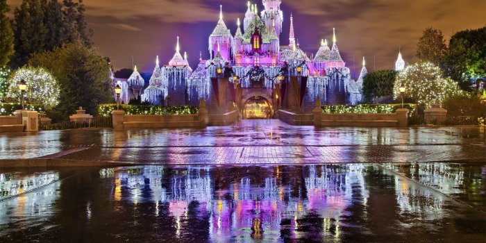 2000x1333 Sleeping Beauty Castle Christmas at Disneyland ❤ 4K HD Desktop