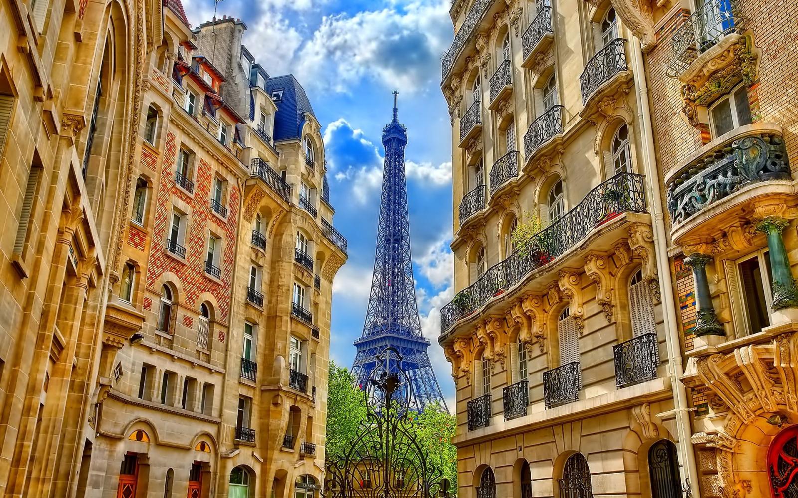 1920x1200 Beautiful view of Eiffel Tower between buildings - HD wallpaper
