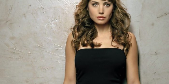1024x768 Interview with Smallville's Erica Durance - ACED Magazine
