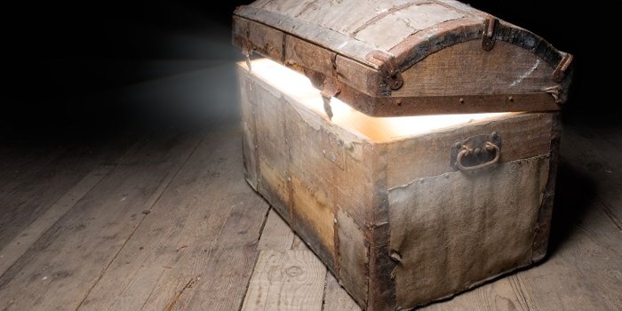 1365x1024 Pictures Rays of light Treasure chest coffer Wooden