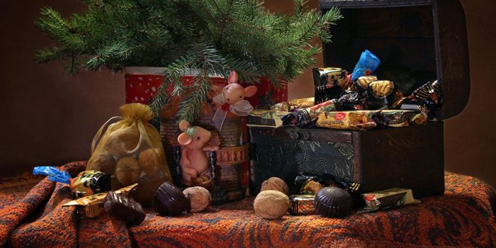 1280x947 Images New year Treasure chest coffer Chocolate Candy Food Branches