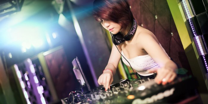 2560x1600 Girl dj #7009635