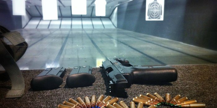 2591x1935 Gold pistol bullet lot, gun, ammunition, pistol, weapon HD wallpaper