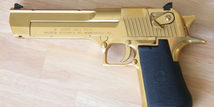 1024x768 Guns & Weapons: Gold Desert Eagle