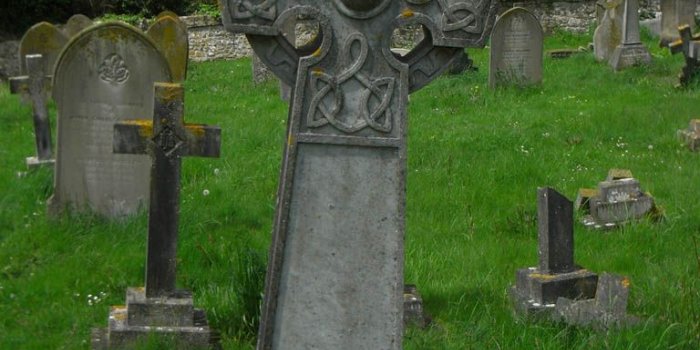 768x1024 Celtic Cross Grave - Graveyards Wallpaper