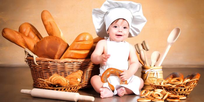 2560x1440 Images Boys newborn Children Bread Wicker basket chef 2560x1440