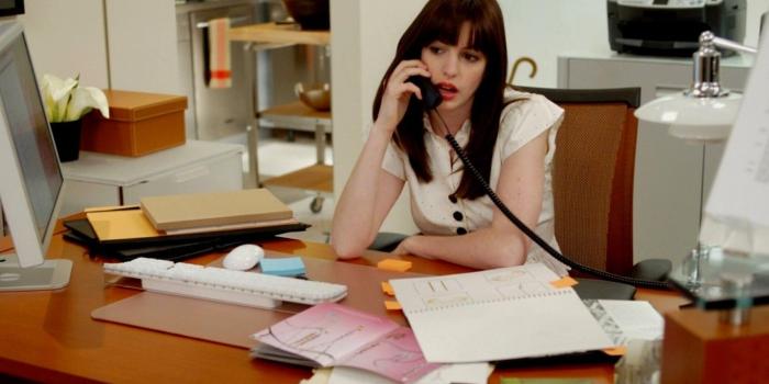 1366x768 2898050 women actress anne hathaway desk phone the devil wears prada