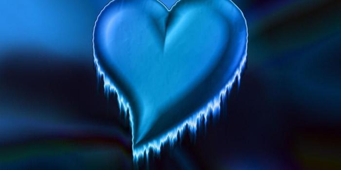 1024x768 Desktop Wallpapers » 3D Backgrounds » Blue Heart » www.desktopdress.com