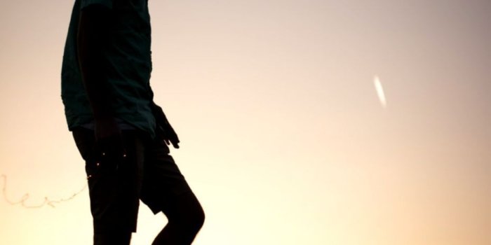 930x1425 Lonely Man Hd Wallpaper Free Download | Wallpapers Library