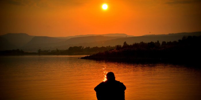 3840x2560 3049517 adventure, contemplate, depressed, depression, lake, lonely