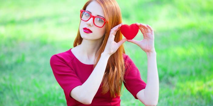 2560x1600 Wallpaper Lovely girl, red dress, posture, glasses, love hearts