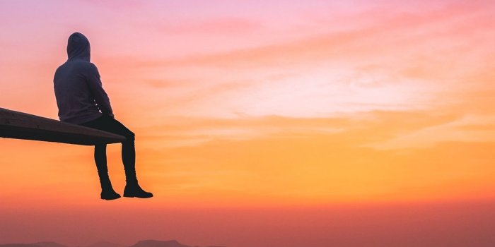 1280x960 Download wallpaper 1280x960 loneliness, man, sunset, mountains