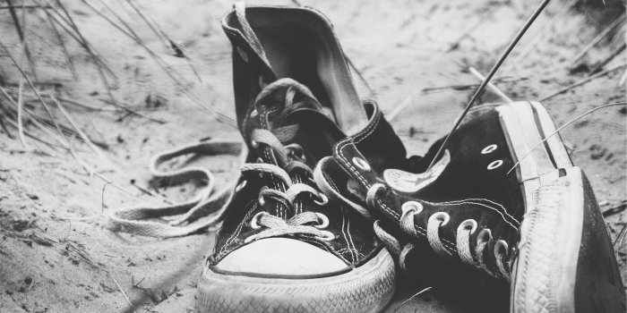 2509x1673 black and white converse high top sneakers free image | Peakpx