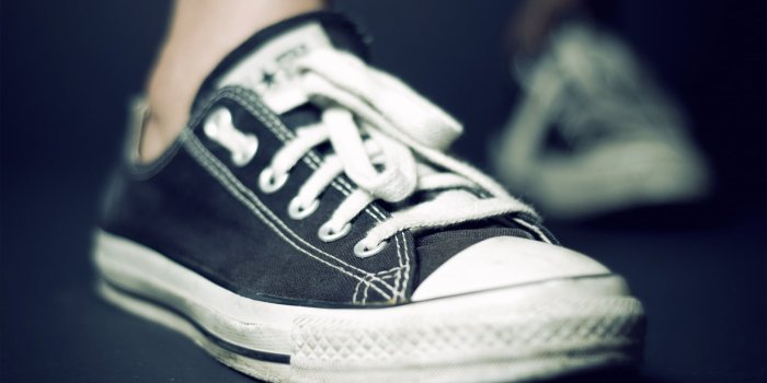 2560x1600 Person wearing pair of black-and-white Converse All Star low top