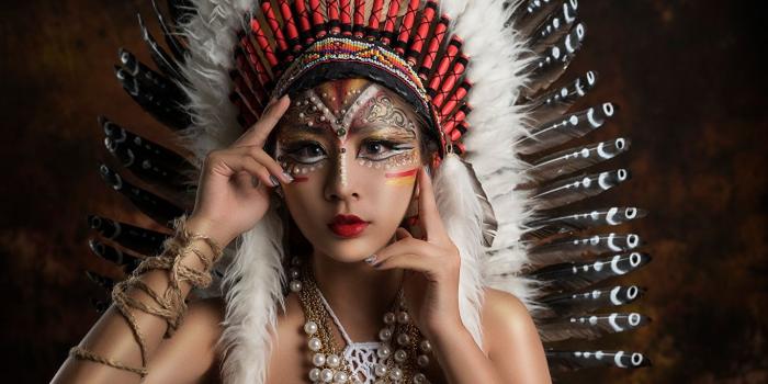 1365x1024 Wallpaper indigenous peoples Beautiful War bonnet young woman Asian