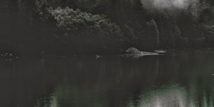 2732x2732 nu46-lake-mountain-water-dark-nature-wallpaper