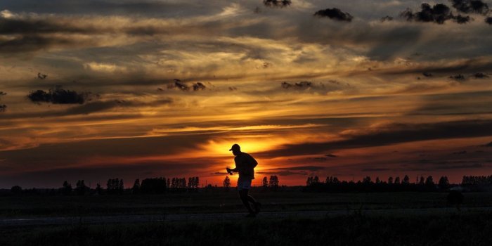 1366x768 Download wallpaper 1366x768 silhouette, running, sunset, athlete