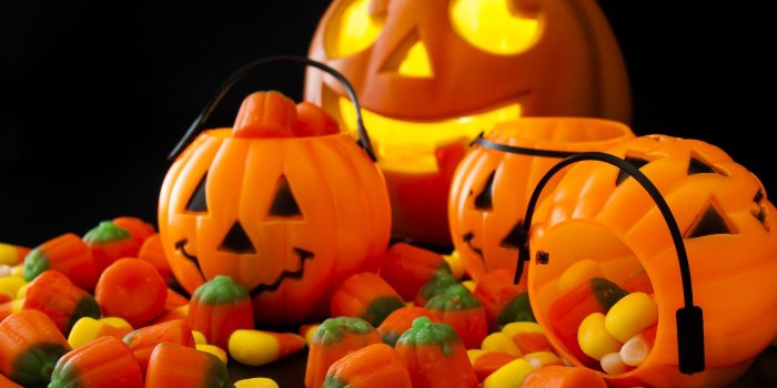 1600x1200 Which Halloween Candy Is Best? - This or That - Zimbio