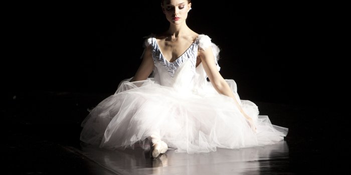 3508x2338 Black-Swan-Wallpaper-Photo-Natalie-Portman-as-Nina-Sayers-2 · A