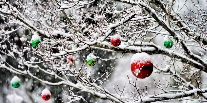 2880x1800 Christmas Ornaments In The Snow ❤ 4K HD Desktop Wallpaper for 4K