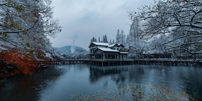 5120x2880 Wallpaper Beautiful snow scenery, Hangzhou, park, lake, trees, house