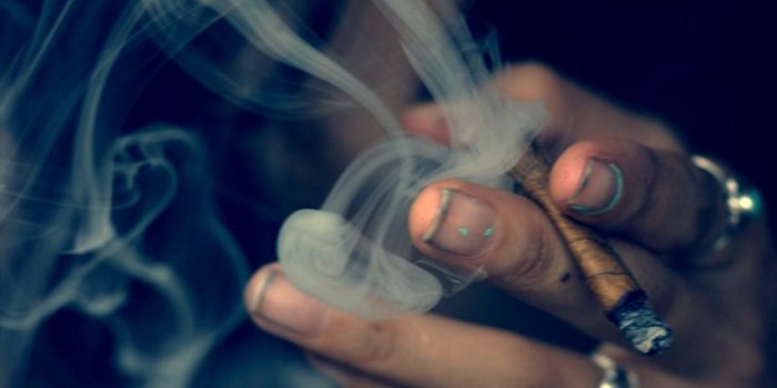 853x1280 Sexy Stoner Chick Flips Us Off