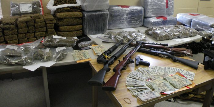 2736x2052 Dope, guns and money : pics