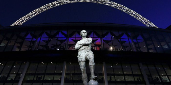1332x850 Wallpaper football, London, monument, statue, Bobby Moore, Wembley