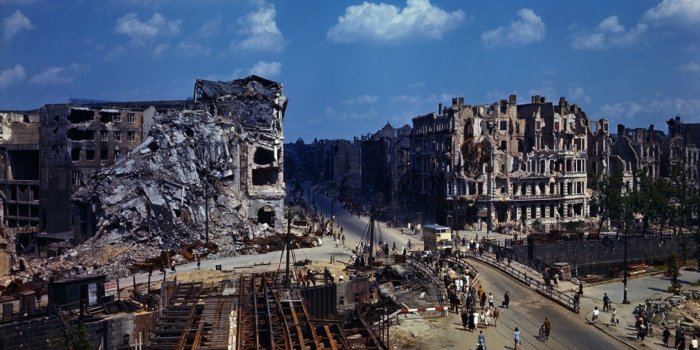 1920x1080 Second World War: Damaged buildings and a bridge can be seen in