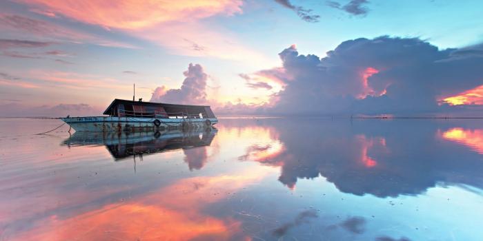 1920x1200 Boat On Beautiful Sea And Sky Wallpaper - Beautiful Sea And Sky