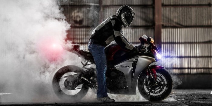 1332x850 Wallpaper smoke, motorcycle, Honda, burnout, superbike, sportbike