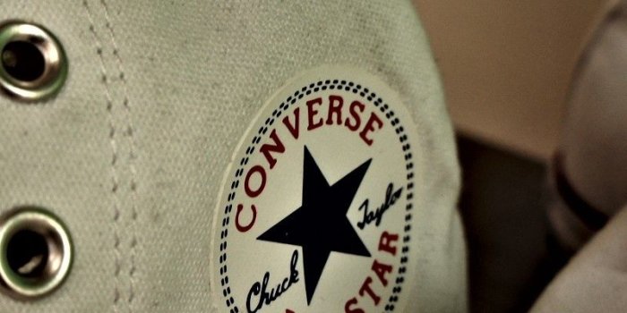 800x1200 Download wallpaper 800x1200 converse, sneakers, old, laces, shoes