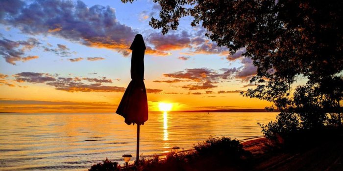 1024x768 Private Beachfront Mini-Mansion 3 hrs from Toronto, the most magnificent  sunset! - North Bay
