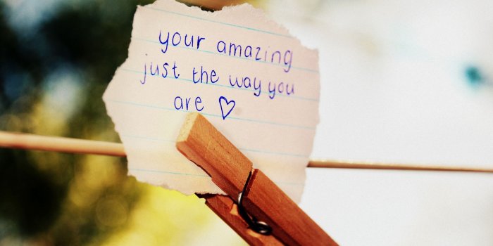 2560x1600 Sweet Husband Writes Loving Note on the Mirror For Wife Battling