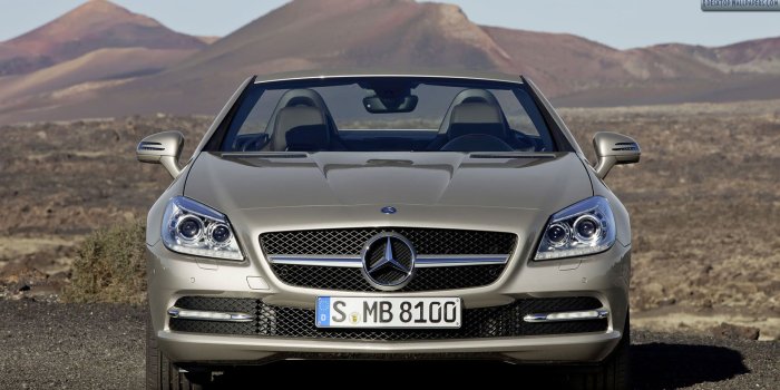 1920x1080 Front View of Golden Mercedes-Benz SLK 350 Wallpaper