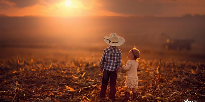2048x1152 Little Children Boy And Girl View The Sunset HD Cute Wallpaper