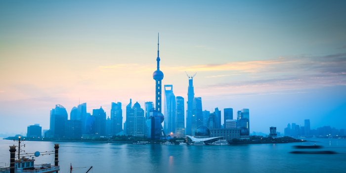 3840x2160 Shanghai, Pudong, river, skyscrapers, morning, fog 1080x1920 iPhone