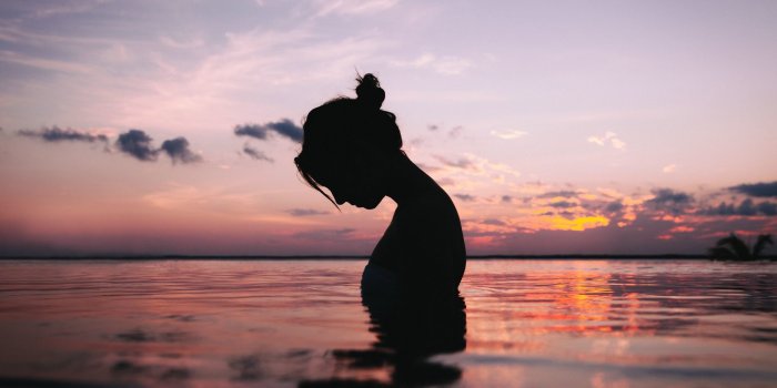 2048x1365 Download wallpaper water, girl, calm, silhouette, peace, section