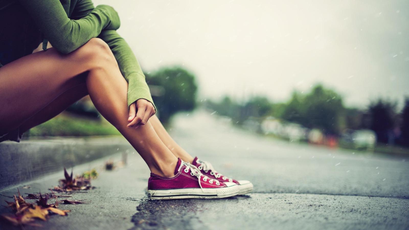 2560x1440 2871443 photography street rain leaves legs converse women shoes